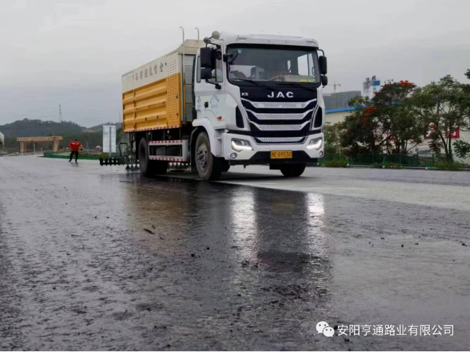 祝賀我司深汕西項目透層、封層試驗段圓 滿成功